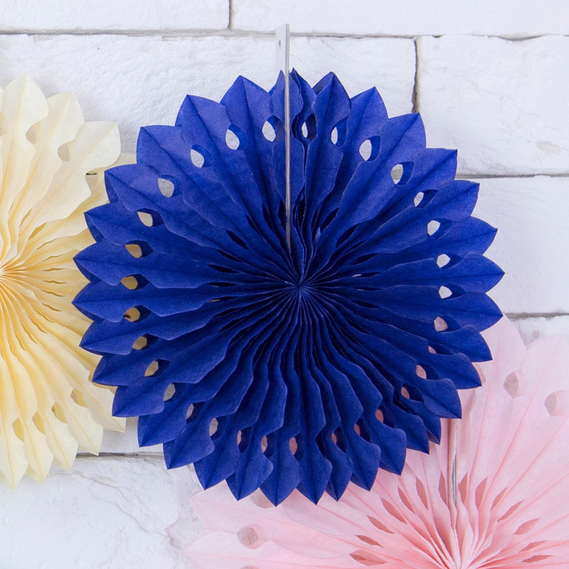 Rosaces papier de soie bleues
